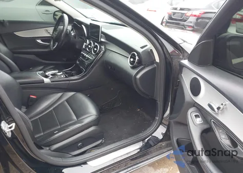 2015 Mercedes-Benz C 300 4Matic/Luxury 4Matic/Sport 4Matic z USA, uszkodzony, nr VIN 55SWF4KB6FU011768